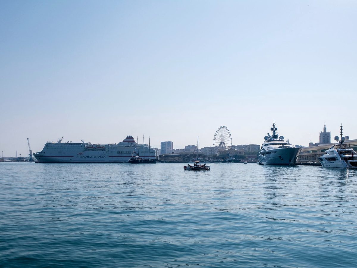 The port at Málaga, with its big wheel