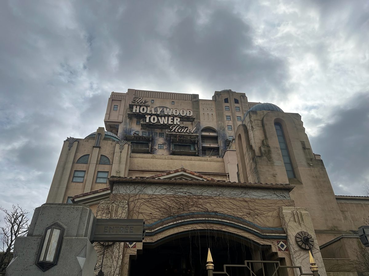The full height of the Hollywood Tower Hotel above the trees in World Premiere Plaza