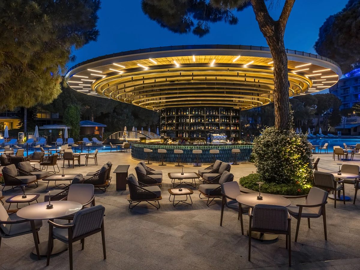 The island bar among the pools