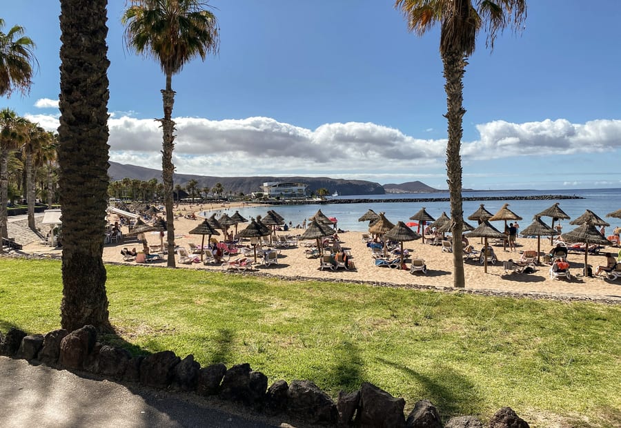 Playa El Camisón in Arona, a sheltered sandy beach with facilities