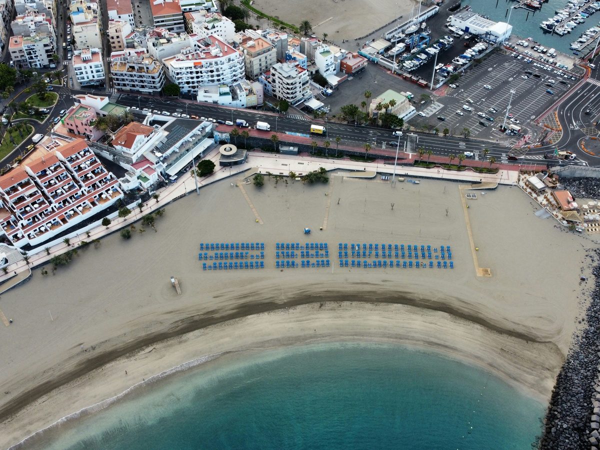 Las Vistas, the long golden bay on the Los Cristianos and Las Américas border