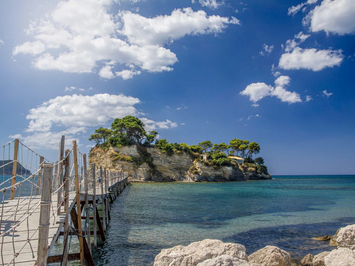 The footbridge to Cameo island